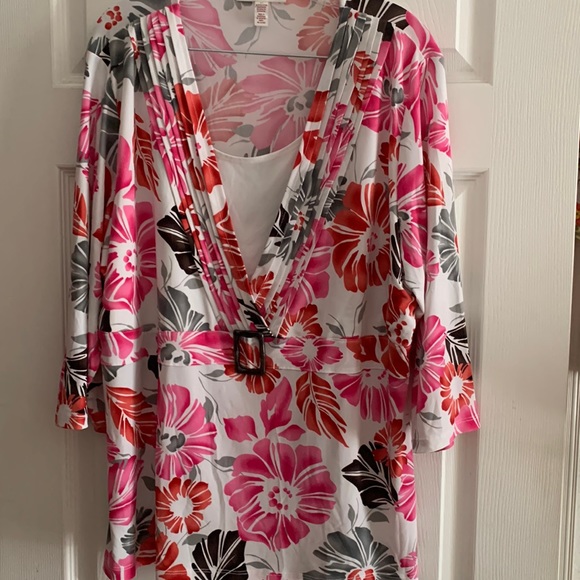 Beautiful top - Picture 1 of 10